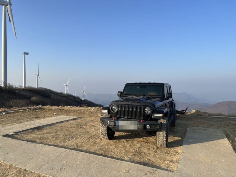 2019년식 지프 랭글러 JL 오버랜드 4도어 - 풍력발전기가 있는 산 위에 세워둔 모습